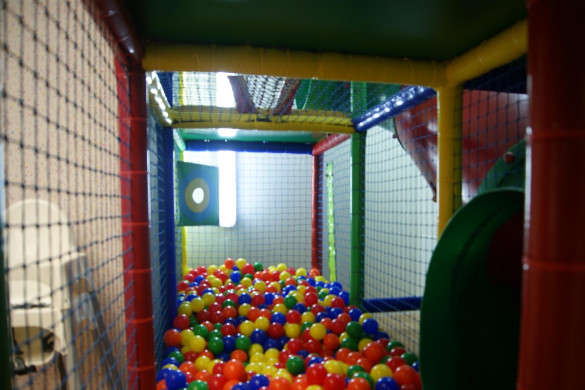La piscina de bolas de la zona infantil, con tubos y redes de colores